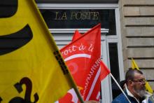 Des postiers en grève manifestent devant le bureau de poste Rennes Crimée, le 6 mars 2018
