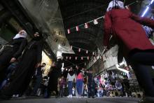 Des habitants de Damas se promènent dans la Vieille ville au lendemain de l'annonce par le régime du contrôle total de la capitale et de ses environs, pour la première fois depuis 2012, le 22 mai 2018