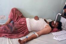Un civil afghan hospitalisé après avoir été blessé le 22 mai 2018 à Kandahar dans l'explosion d'un minibus piégé que les forces de sécurité tentaient de désamorcer.