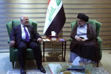 Photo fournie par le service de presse du Premier ministre irakien Haider al-Abadi montrant ce dernier discutant avec le leader chiite Moqtada Sadr (à droite), dont la liste a remporté les récentes él