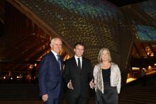 Le président français Emmanuel Macron avec le Premier ministre australien Malcolm Turnbull et son épouse Lucy Turnbull devant l'opéra de Sydney, le 1er mai 2018