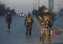 Des forces de sécurité afghanes sur les lieux d'un attentat, le 21 janvier 2018 à Kaboul