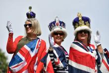 Des fans de la monarchie britanniques paradent à Windsor, le 18 mai 2018