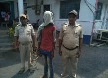 La police indienne escorte un homme de 19 ans soupçonné d'avoir violé et mis le feu à une adolescente de 17 ans dans l'Etat du Jharkhand, le 7 mai 2018