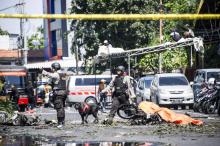 La police sur les lieux d'une attaque contre une des églises de la villz, à Surabaya le 13 mai 2018