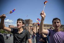 Manifestants agitant des drapeaux arméniens le 2 mai 2018 à Erevan