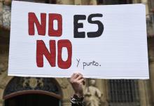 Une banderole avec les mots "Non, c'est non", lors d'une manifestation contre "la meute" le 10 mai 2018 à Pampelune