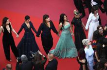 Plusieurs dizaines d'actrices mobilisées sur le tapis rouge à Cannes contre le manque de représentation féminine dans les palmarès du festival, le 12 mai 2018