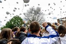 Des milliers de personnes lâchent des ballons en hommage à Angélique, assassinée, à Wambrechies dans le Nord, le 1er mai 2018