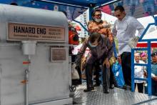 Le vice-président indonésien Jusuf Kalla introduit un paquet de méthamphétamines dans un incinérateur, lors d'une cérémonie médiatisée à Jakarta, le 4 mai 2018