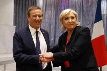 Nicolas Dupont-Aignan (g) et Marine Le Pen, le 29 avril 2017 au siège du Front national à Paris