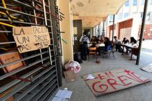 Des étudiants bloquent la faculté de littérature d'Aix-en-Provence pour protester contre la réforme des universités le 19 avril 2018