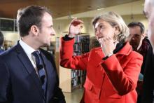 Valérie Pécresse, présidente LR de la région Ile-de-France, parle avec le président de la République Emmanuel Macron lors d'une visite aux Mureaux (Yvelines) le 20 février 2018