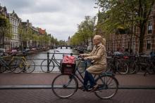 La ville d'Amsterdam veut réguler le flux de touristes qui envahit ses rues, notamment par la limitation des possibilités d'hébergement et la hausse des taxes, selon un plan de la nouvelle majorité do