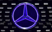 L'étoile Mercedes sur la calandre d'une voiture