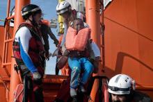 Un enfant secouru transféré sur l'Aquarius, navire affrété par SOS Méditerranée et Médecins sans frontières (MSF), au large des côtes lybiennes, le 12 mai 2018