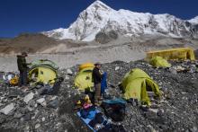 Le grimpeur britannique Daniel Horne (C), prépare son équipement au camp de base de l'Everest, à 140km de Kathmandu, au Népal