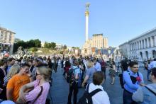 Des collègues du journaliste Arkadi Babtchenko célèbrent sur la place centrale de Kiev sa réapparition mercredi 30 mai 2018, son meurtre annoncé la veille s'étant avéré être une mise en scène des serv