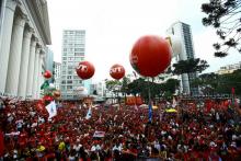Plus de 2.000 partisans de l'ex-président brésilien Lula manifestent le 1er mai 2018 à Curitiba, dans le sud du pays