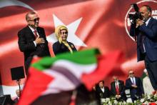 Le président turc Recep Tayyip Erdogan et sa femme saluent la foule lors d'une manifestation de soutien aux Palestiniens, le 18 mai 2018