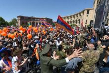 Des soutiens du député Nicol Pachinian l'ovationnent lors d'un meeting le 1er mai à Erevan.