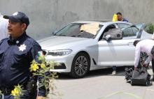 Des policiers près de la voiture à bord de laquelle a été assassiné le journaliste mexicain Juan Carlos Huerta à Villahermosa, dans l'Etat de Tabasco, le 15 mai 2018