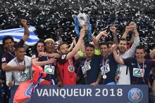 Le défenseur du Paris SG Thiago Silva (c) et le milieu de terrain des Herbiers Sébastien Flochon (g) tiennent ensemble le trophée gagné par les Parisiens le 8 mai 2018