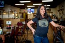 Lauren Boebert, patronne du restaurant "Shooters Grill" à Rifle dans le Colorado (ouest), pose avec une arme à la ceinture dans son établissement, qui accepte aussi les clients armés, le 24 avril 24 2