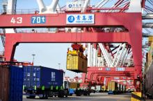 Des conteneurs au port de Qingdao, dans l'est de la Chine, le 8 mai 2018