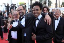 Le militant Cédric Herrou (au centre) sur le tapis rouge au Festival de Cannes acoompagné de réfugiés, le 17 mai 2018