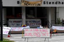 Un panneau sur lequel on peut lire "Bloquons tout" alors que des étudiants bloquent l'université Stendhal de l'Université Grenoble Alpes (UGA), le 9 avril 2018 à Saint Martin d'Hères