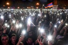 Des partisans de l'opposant arménien Nikol Pachinian dansent sur la place centrale d'Erevan le 2 mai 2018