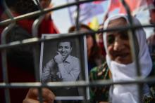 Une femme derrière une grille tient un portrait de Selahattin Demirtas, ex-leader emprisonné du principal parti prokurde de Turquie, le HDP. Ce dernier a annoncé mercredi que M. Demirtas serait candid