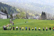 Environ 300 personnes ont formé une chaîne humaine le 5 mai 2018 dans le village d'Autrans (Isère) pour protester contre les compteurs communicants Linky