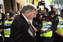 Le cardinal George Pell quitte le tribunal à Melbourne le 1er mai 2018