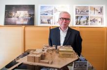 L'architecte britannique David Chipperfield pose devant une maquette de son projet de Centre Nobel dans le quartier de Blasieholmen à Stockholm, le 24 mai 2016