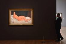 Le tableau "Nu couché" de Modigliani photographié le 4 mai 2018 à New York. Il a été adjugé à 157,2 millions de dollars.