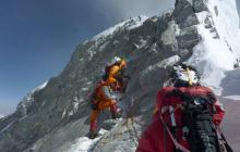 Sur cette photographie prise le 19 mai 2009 et fournie à l'AFP par l'alpiniste Pemba Dorja Sherpa, des montagnards non identifiés passent le "ressaut Hillary" vers le sommet de l'Everest au Népal