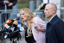 L'actrice de films X Stormy Daniels, de son vrai nom Stephanie Clifford, s'exprime aux côtés de son avocat Michael Avenatti le 16 avril 2018 à New York