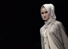 Un mannequin présente un modèle de la créatrice musulmane indonésienne Anniesa Hasibuan, à Jakarta le 28 octobre 2016