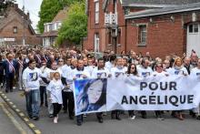 Des fleurs, des bougies et des messages de condoléances à un mémorial improvisé pour Angélique, 13 ans, le 29 avril 2018 à Wambrechies, dans le Nord