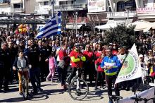 Des habitants de la ville grecque d'Orestiada près de la frontière gréco-turque manifestent le 11 mars 2018 pour réclamer la libération de deux soldats grecs détenus en Turquie