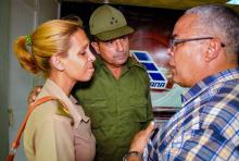 Un responsable du Parti communiste cubain de la ville de Holguin (à droite) s'entretient avec une proche d'une victime du crash aérien, le 18 mai 2018