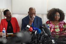 (De G à D) La soeur, le père et la mère de Naomi Musenga, décédée à l'hôpital de Strasbourg fin décembre après un appel pris à la légère par le Samu, lors d'une conférence de presse, le 10 mai 2018 à 
