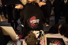Un T-shirt "Toujours Charlie" vendu lors du rassemblement du même nom coorganisé par le Printemps républicain le 6 janvier 2018 aux Folies bergères à Paris