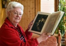 Diethild Heubel montre un album photos de famille où on la voit sur les genoux de son grand-père, un soldat disparu à la fin de la Deuxième guerre mondiale, le 6 avril 2018 à Nördlingen en Allemagne