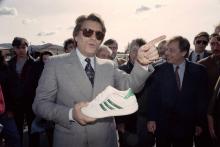 Bernard Tapie sur le marché de Plan de Cuques, le 16 mars 1992, avec une basket de marque Adidas à la main
