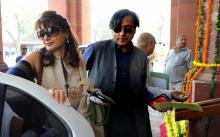 L'homme politique indien Shashi Tharoor et son épouse Sunanda Pushkar à New Delhi, le 12 mars 2012