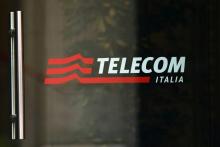 Logo de Telecom Italia, à l'entrée du siège de l'entreprise à Milan, le 3 novembre 2015