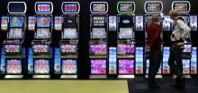 Des machines à sous dans une exposition dédiée aux jeux d'argent, en janvier 2009 à Londres